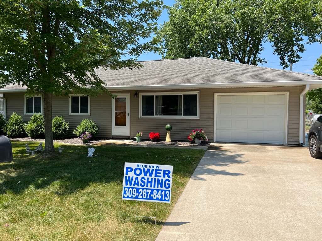 Expert Pressure Washing and Algae Inhibitor Treatment for Vinyl Siding in Washington, IL Thumbnail