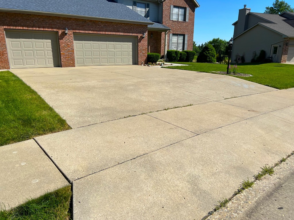 Professional Pressure Washing: Expert Driveway Washing in Dunlap, IL