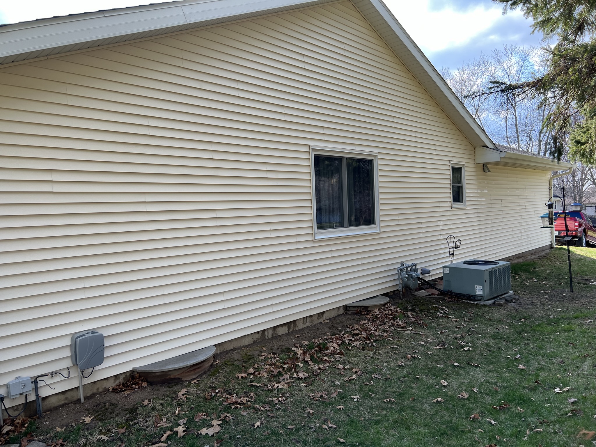 Reviving Homes with Expert House Pressure Washing in Germantown Hills, IL Thumbnail